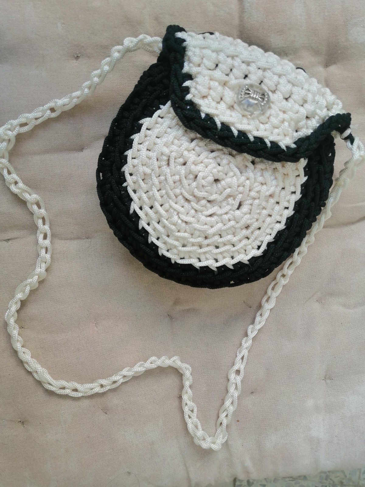 Magnifique sac en crochet noir et blanc 