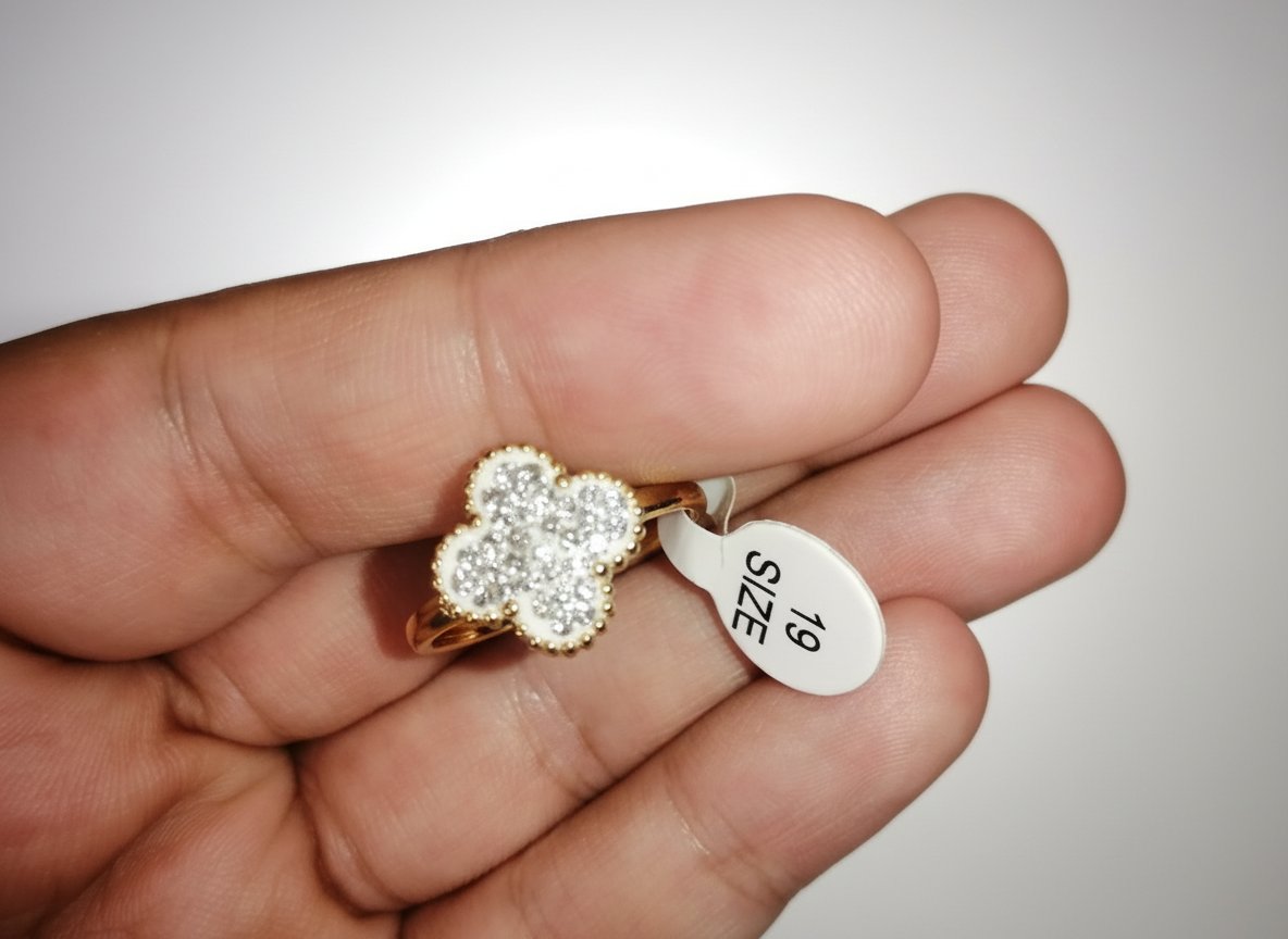 Bague vancleef doré et blanc avec des strass brillants 
