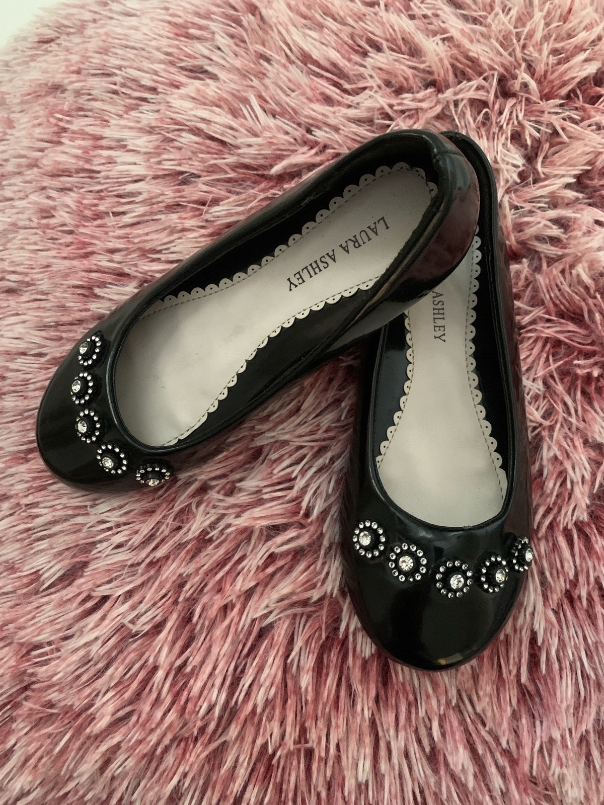 Je mets en vente une ballerine noir avec strass