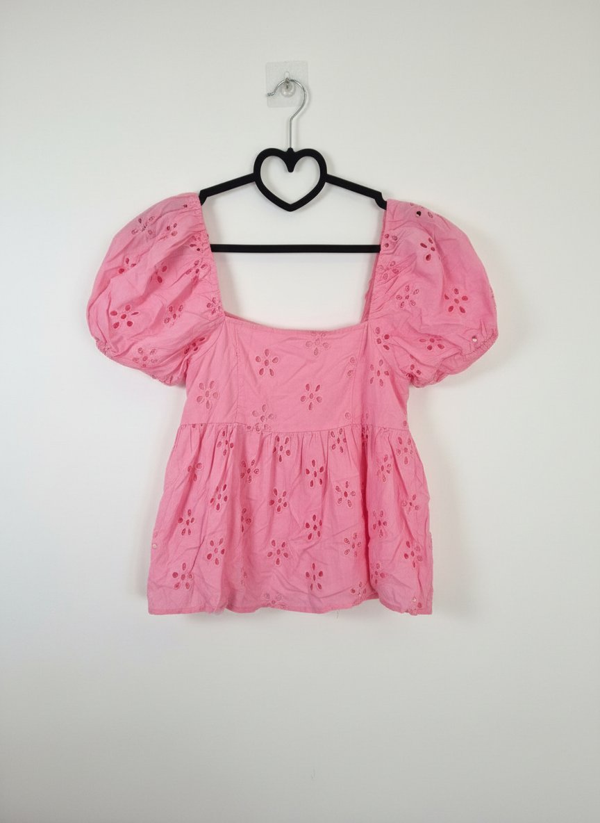 Haut rose en broderie anglaise