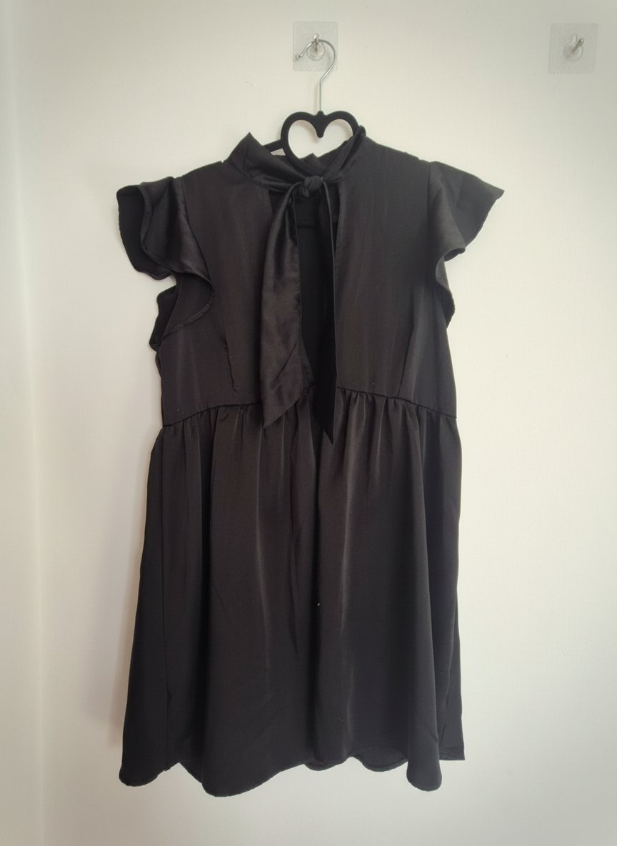 Robe en satin noire maxi décolleté à noeud