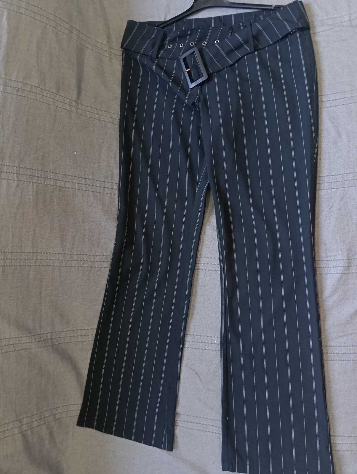 Pantalon pinstripe à ceinture, coupe droite ou légèrement évasée