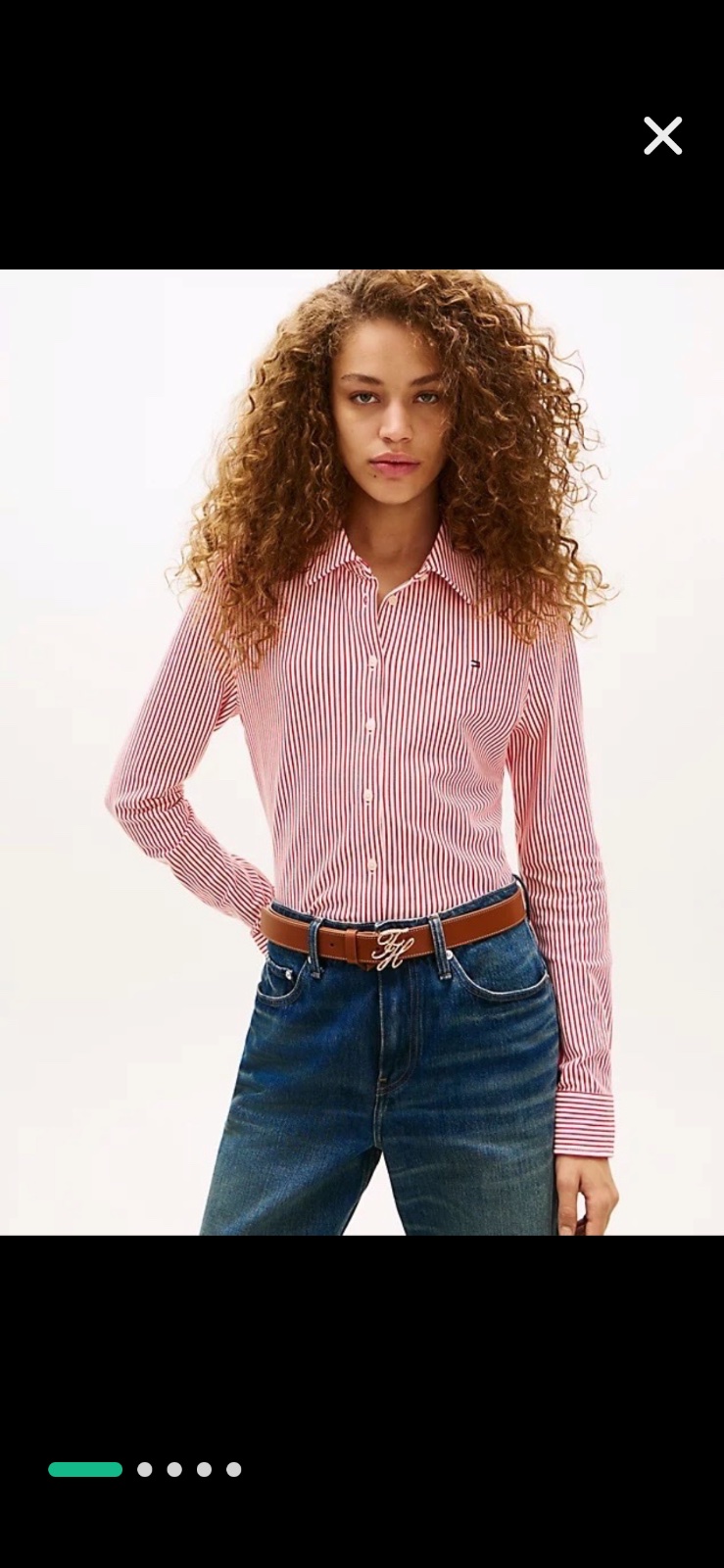 Cette chemise Tommy Hilfiger rouge et blanche présente un motif à rayures verticales et un logo drapeau brodé sur la poitrine