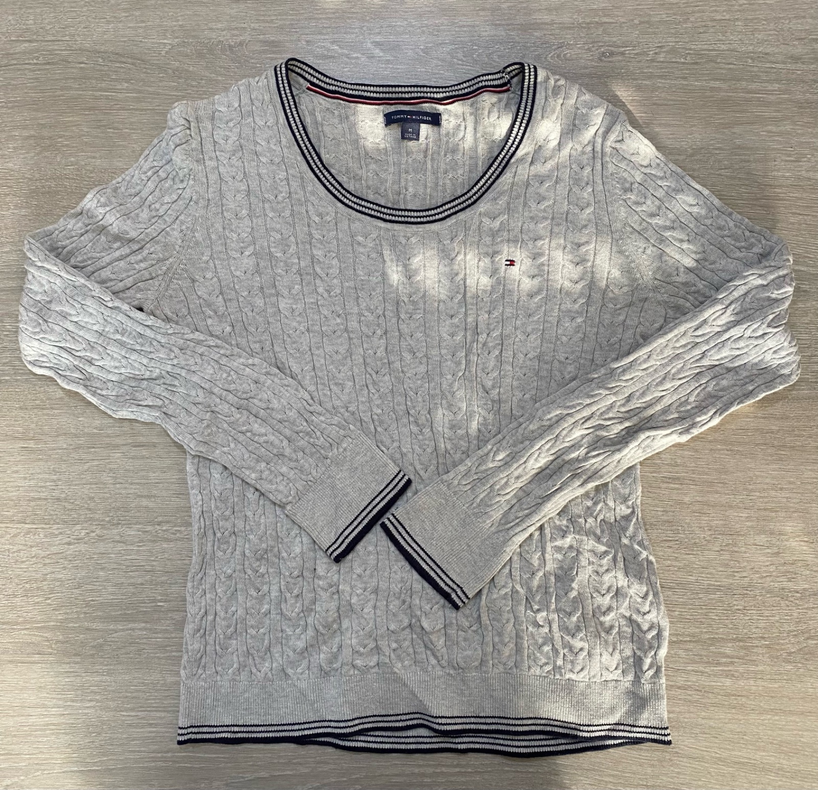 Pull en maille torsadée gris clair Tommy Hilfiger avec une bordure rayée