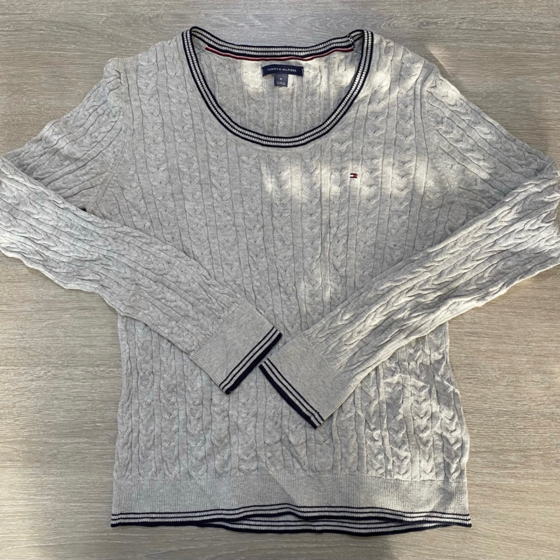 Pull en maille torsadée gris clair Tommy Hilfiger avec une bordure rayée