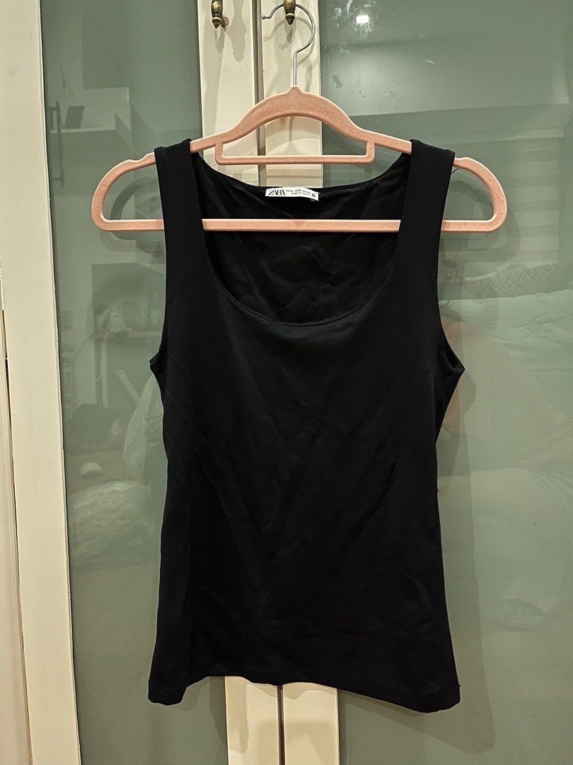 Ce débardeur Zara noir possède un col carré distinctif et des bretelles larges pour un style décontracté.