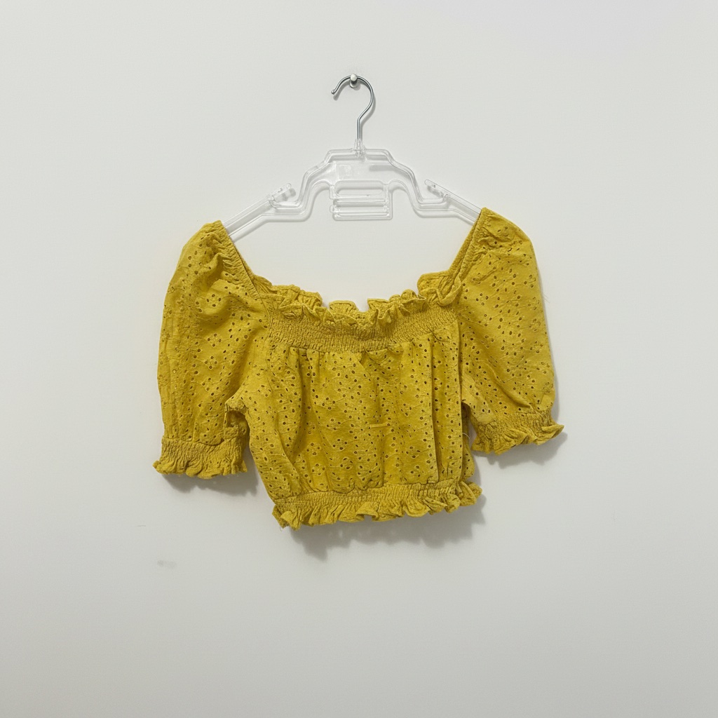 Aperçu IA    Ce haut jaune est un haut court de la marque HA modèle "Summer Girl", fabriqué en jersey de coton avec une broderie anglaise taille S