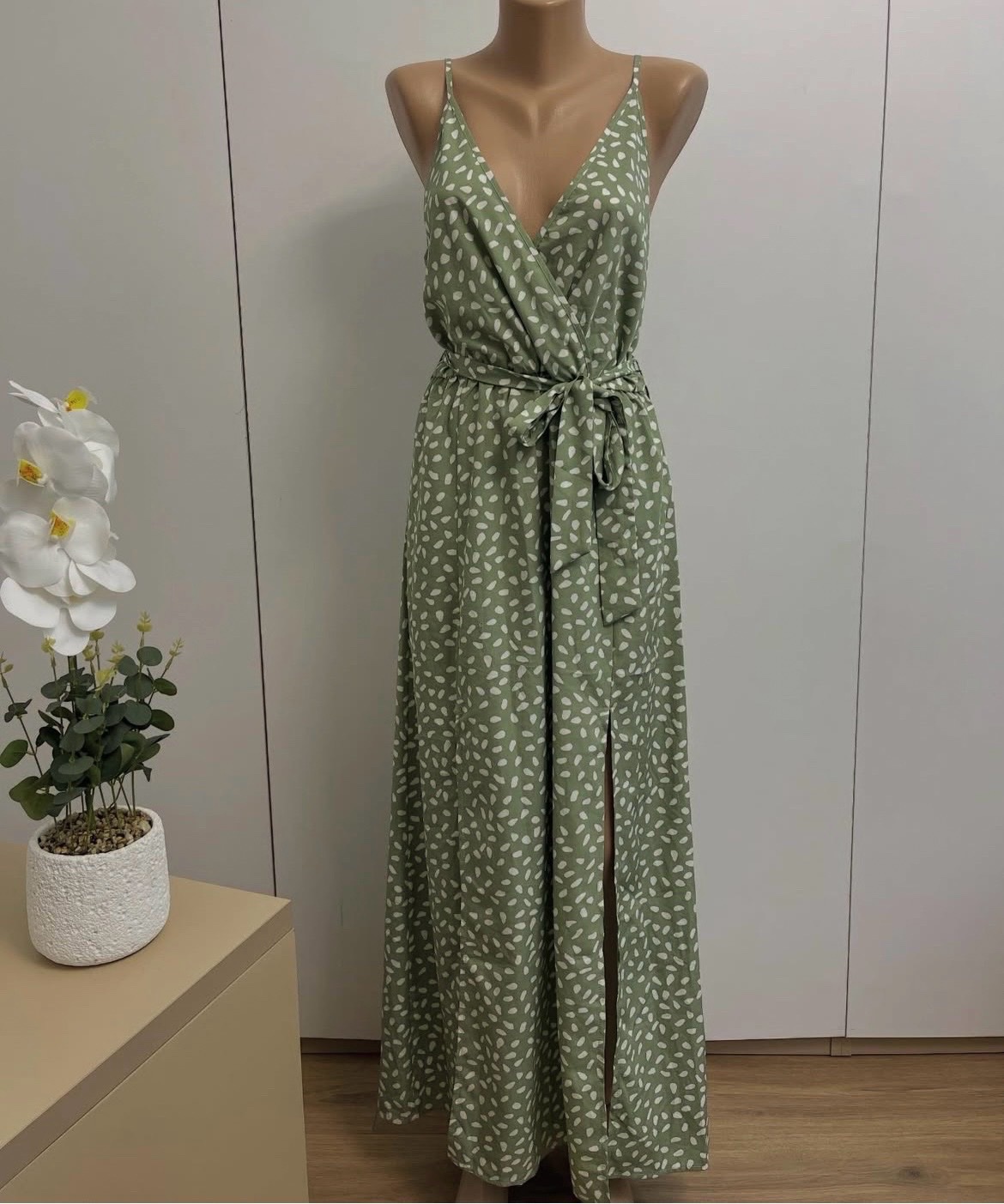 Cette robe est une robe longue verte olive de la marque SHEIN,. 