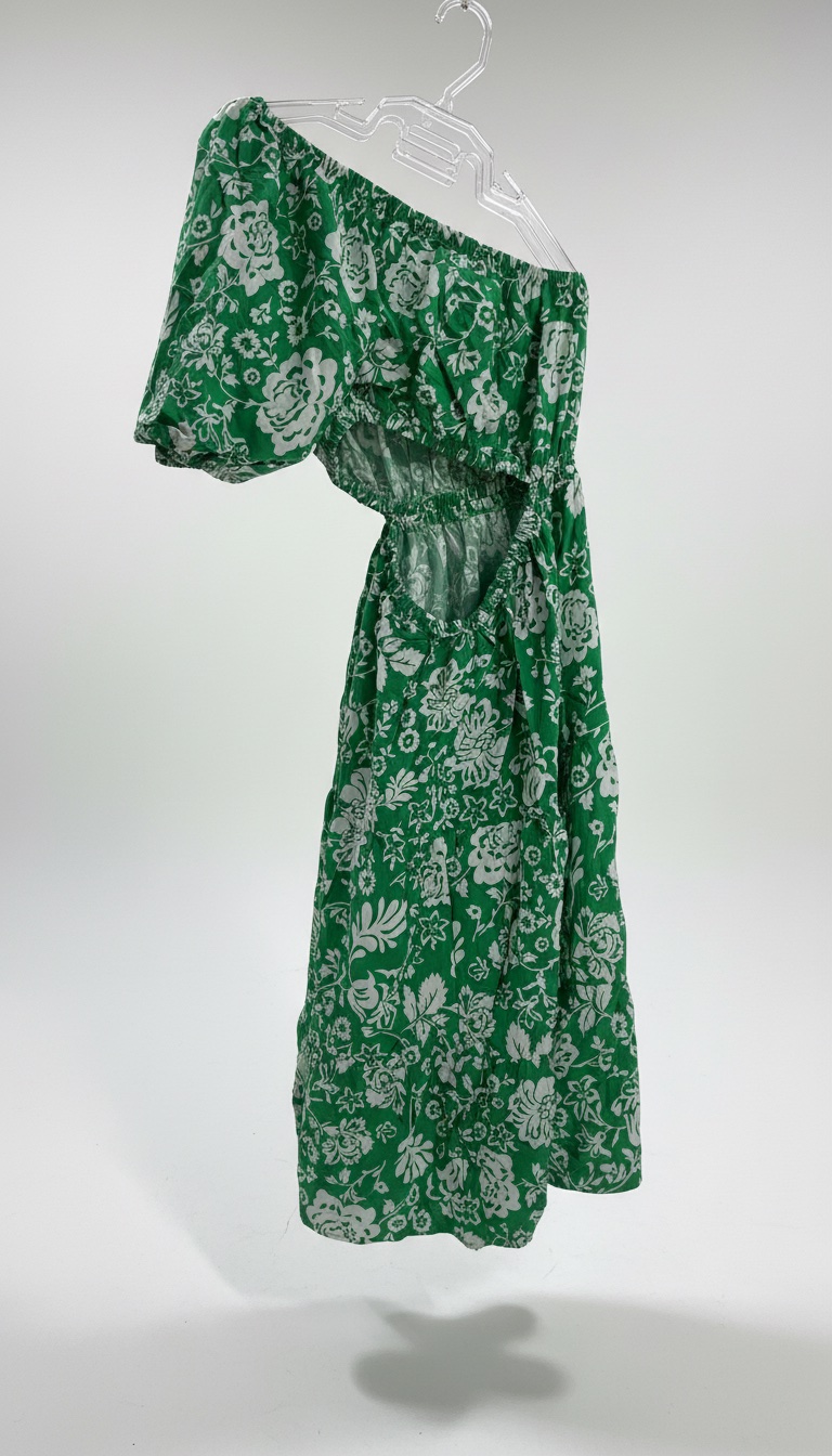 Robe est un modèle Bardot à épaules dénudées de la marque Blue Vanilla, caractérisé par sa couleur vive, sa coupe courte et son motif floral taille L