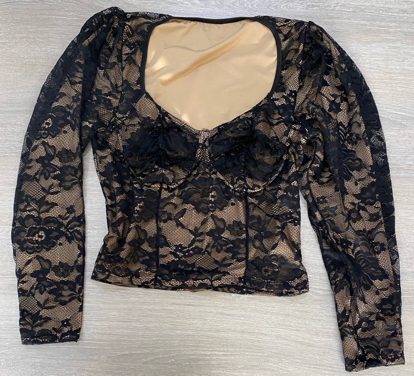 C'est un crop top en dentelle florale à manches longues meadowdrop Neuf Taille (L/XL)