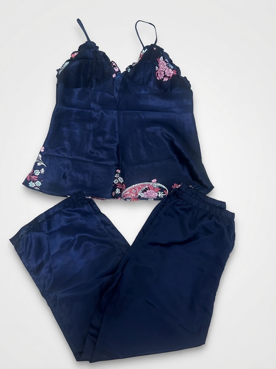 Ensemble de pyjama deux pièces pour femme en satin bleu marine, composé d'un caraco à fines bretelles avec des détails floraux et d'un pantalon assorti taille M