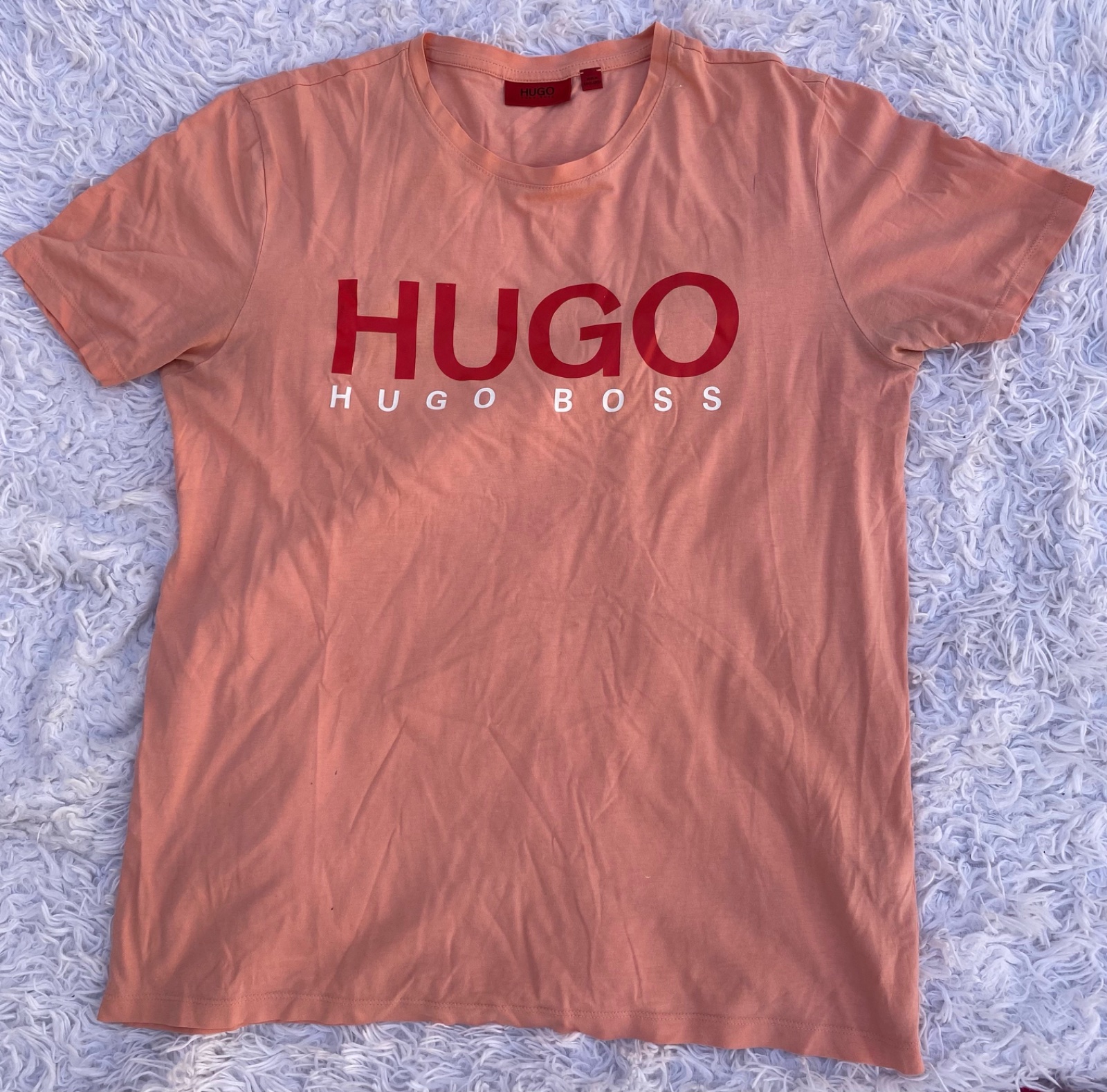Ce produit est un t-shirt de la marque HUGO, modèle Dulivio hlabes unisexe