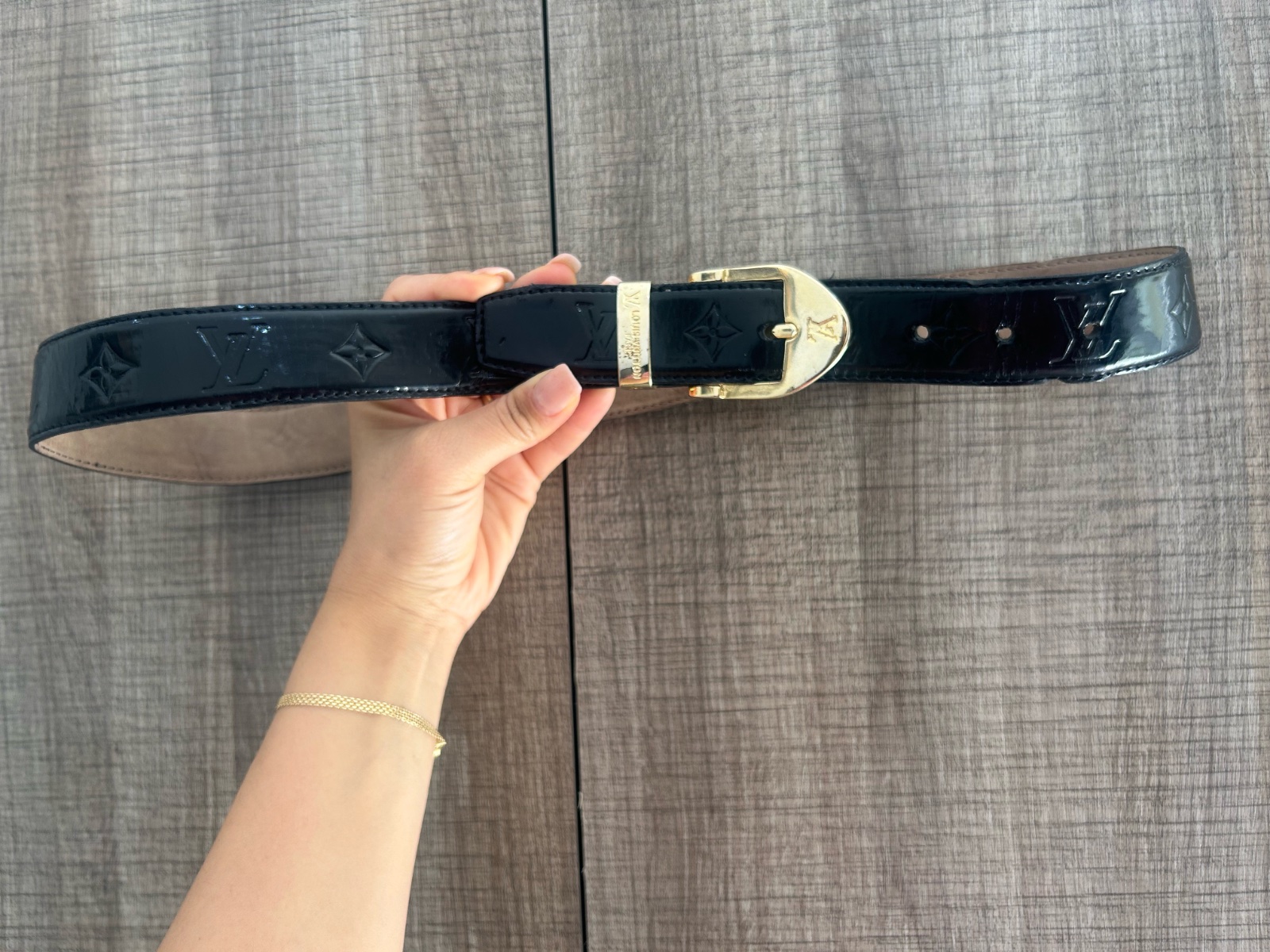  ceinture Louis Vuitton en cuir vernis Monogram noir complétée par une boucle dorée