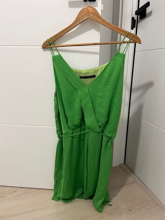 Cette robe est une Zara Basic de couleur verte