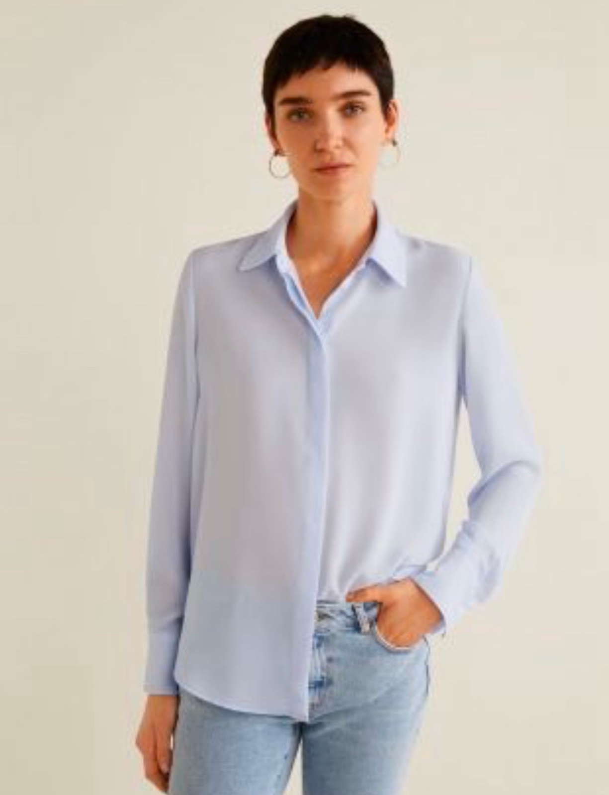 C'est une chemise bleu ciel Mango