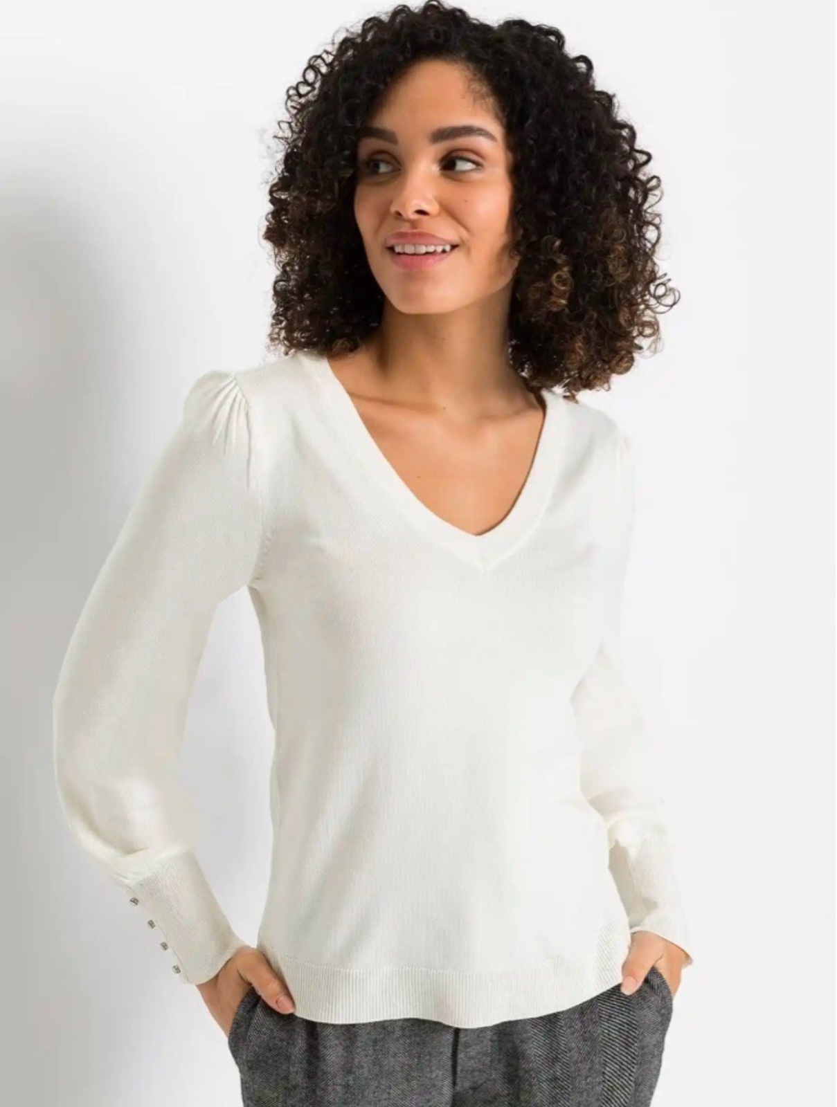 Pull à col V coupe ajustée, manches longues et poignets côtelés ornés de boutons dorés. Texture lisse pour une allure moderne et épurée taille (S/M) couleur cremee