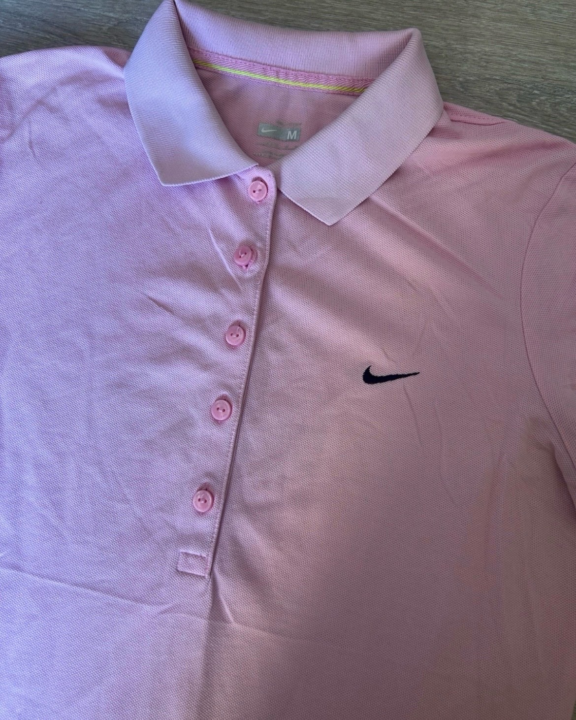 Ce polo de golf rose Nike pour femme est doté d'une technologie Dri-FIT pour l'évacuation de la transpiration