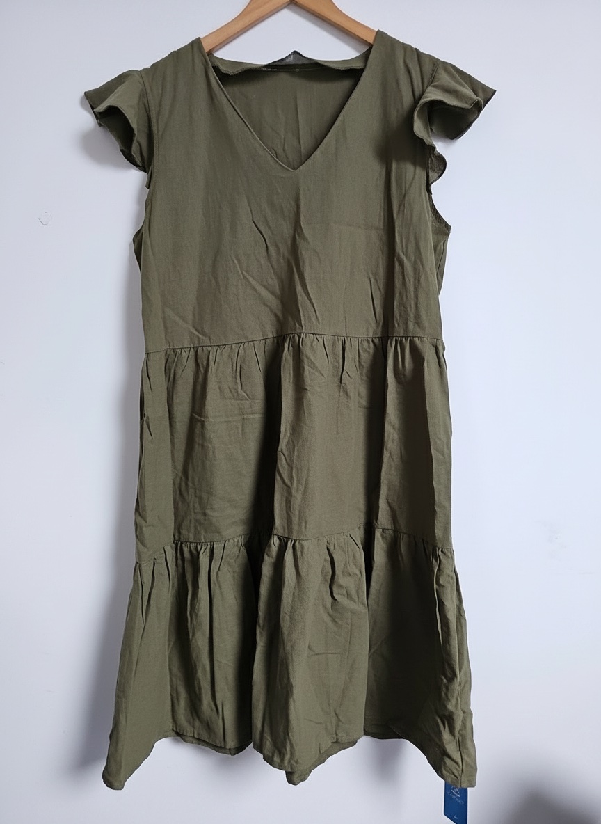 Cette image montre une robe kaki de la marque CHARET avec un col en V et un design à volants étagés neuf taille M