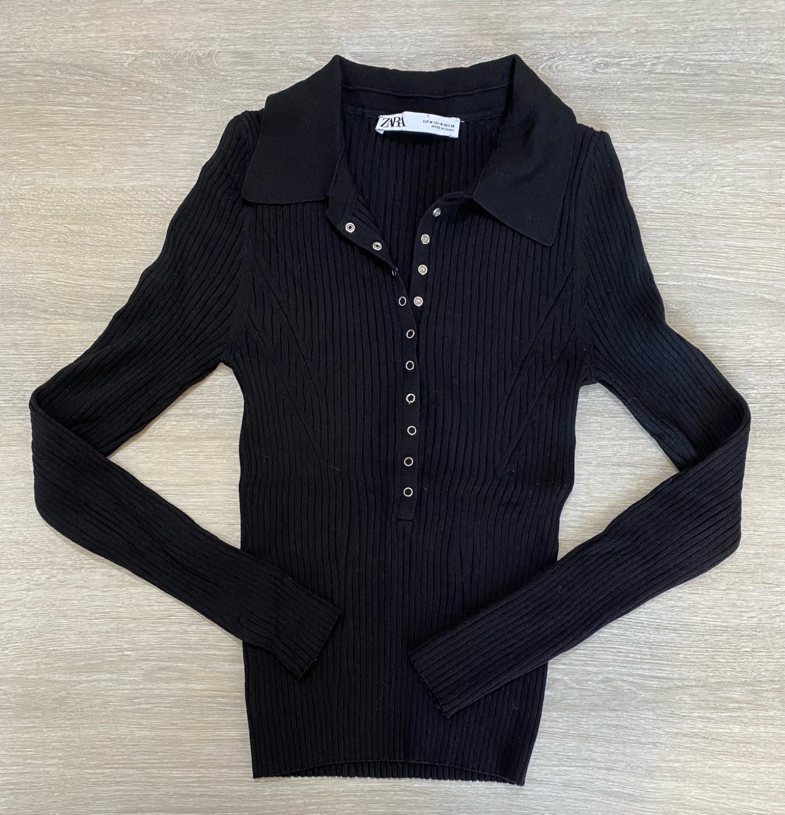 Pull femme en maille côtelée extensible Coupe ajustée et féminine Col chemise avec boutons Couleur noire classique Taille M État : comme neuf  Pièce chic et facile à assortir, parfaite pour un look élégant au quotidien ✨