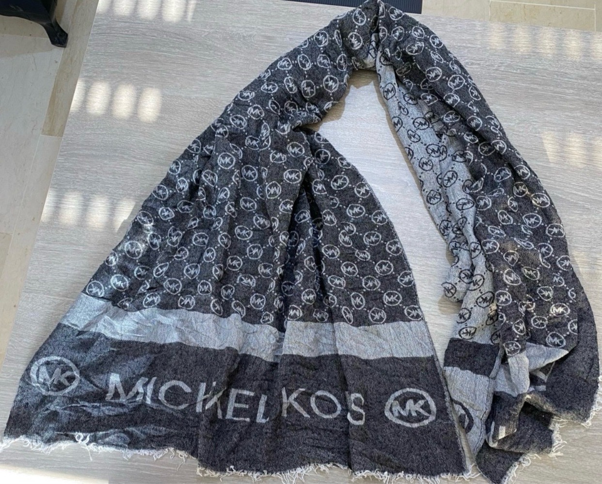  écharpe Michael Kors avec le logo signature MK en gris 
