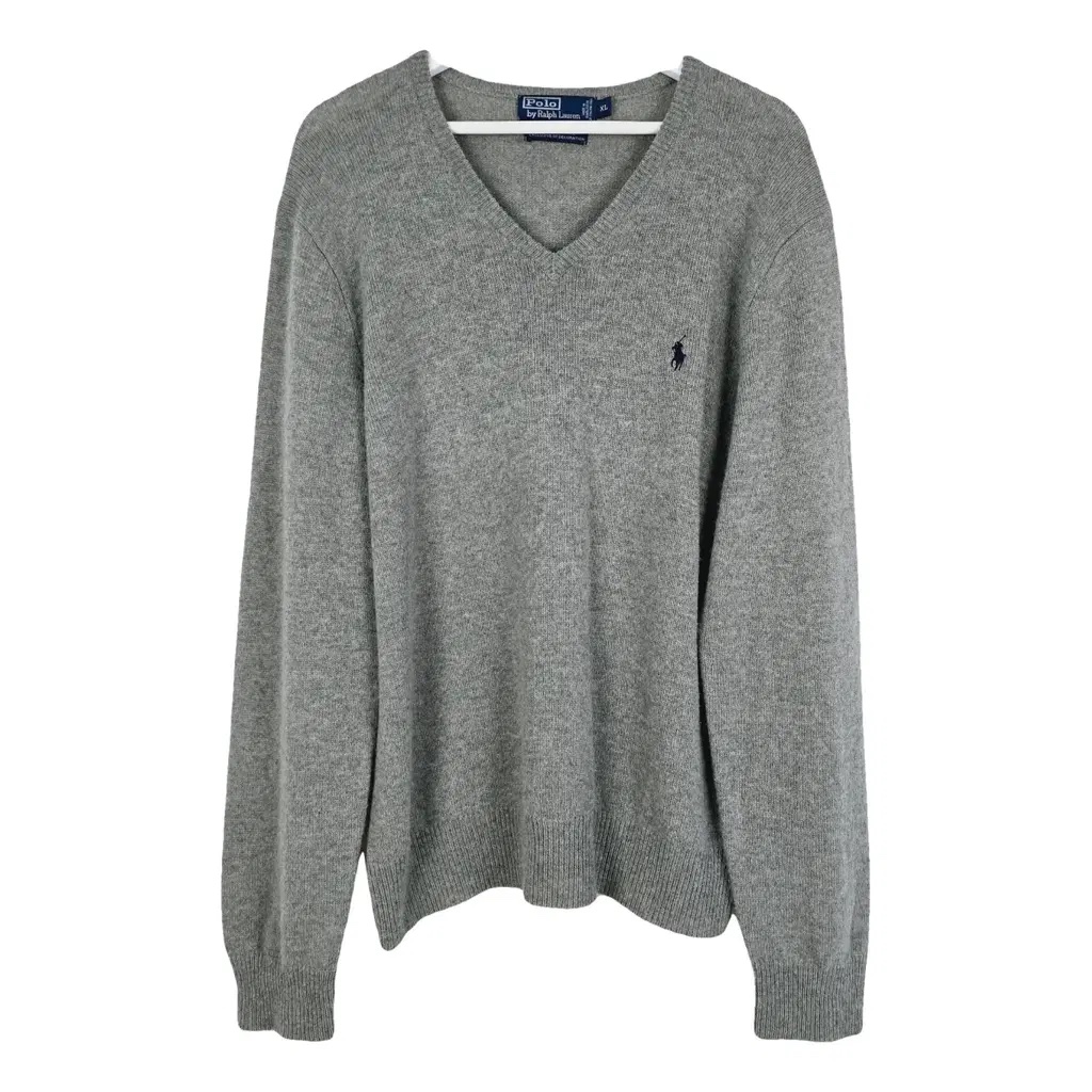 Ce pull est un pull à col V gris pour homme de la marque Polo Ralph Lauren, confectionné en coton ou en laine, avec le logo du cavalier brodé sur la poitrine