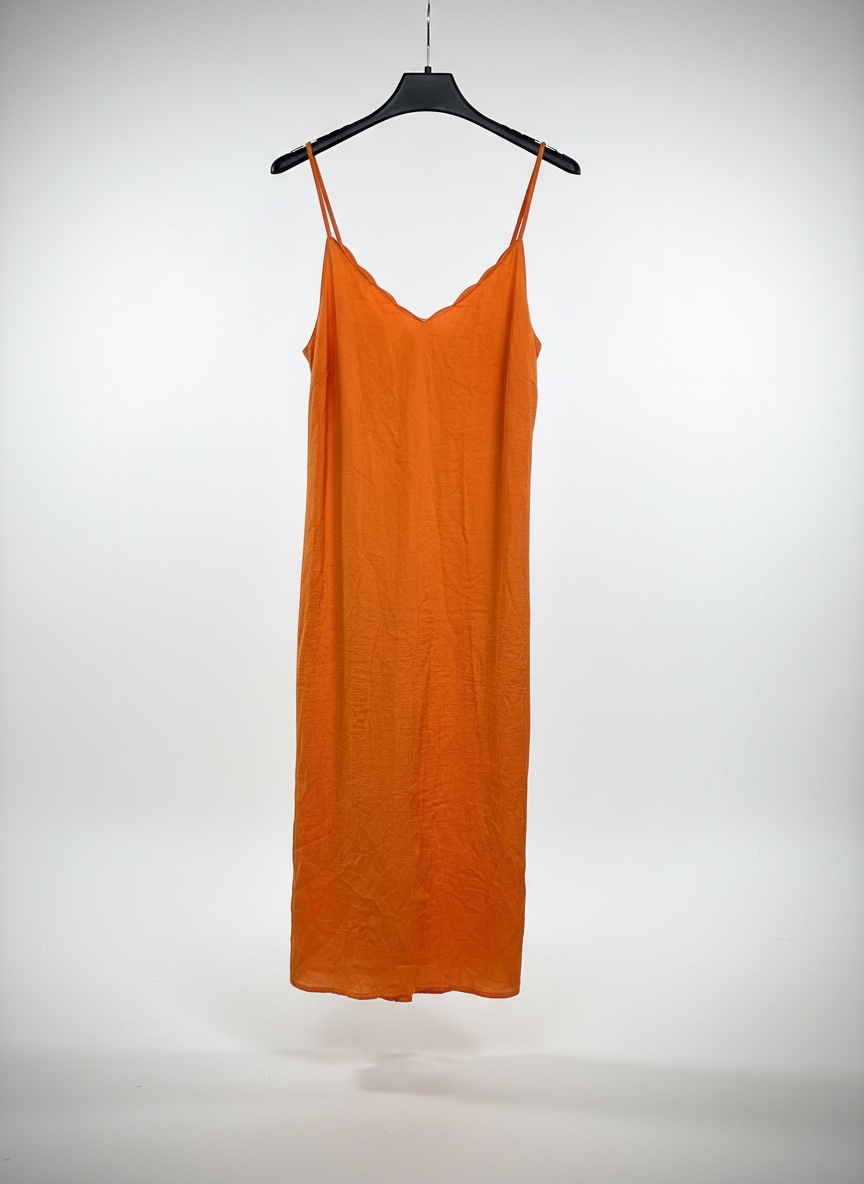 Cette robe orange vif une coupe fluide avec des bretelles spaghetti et un décolleté en V