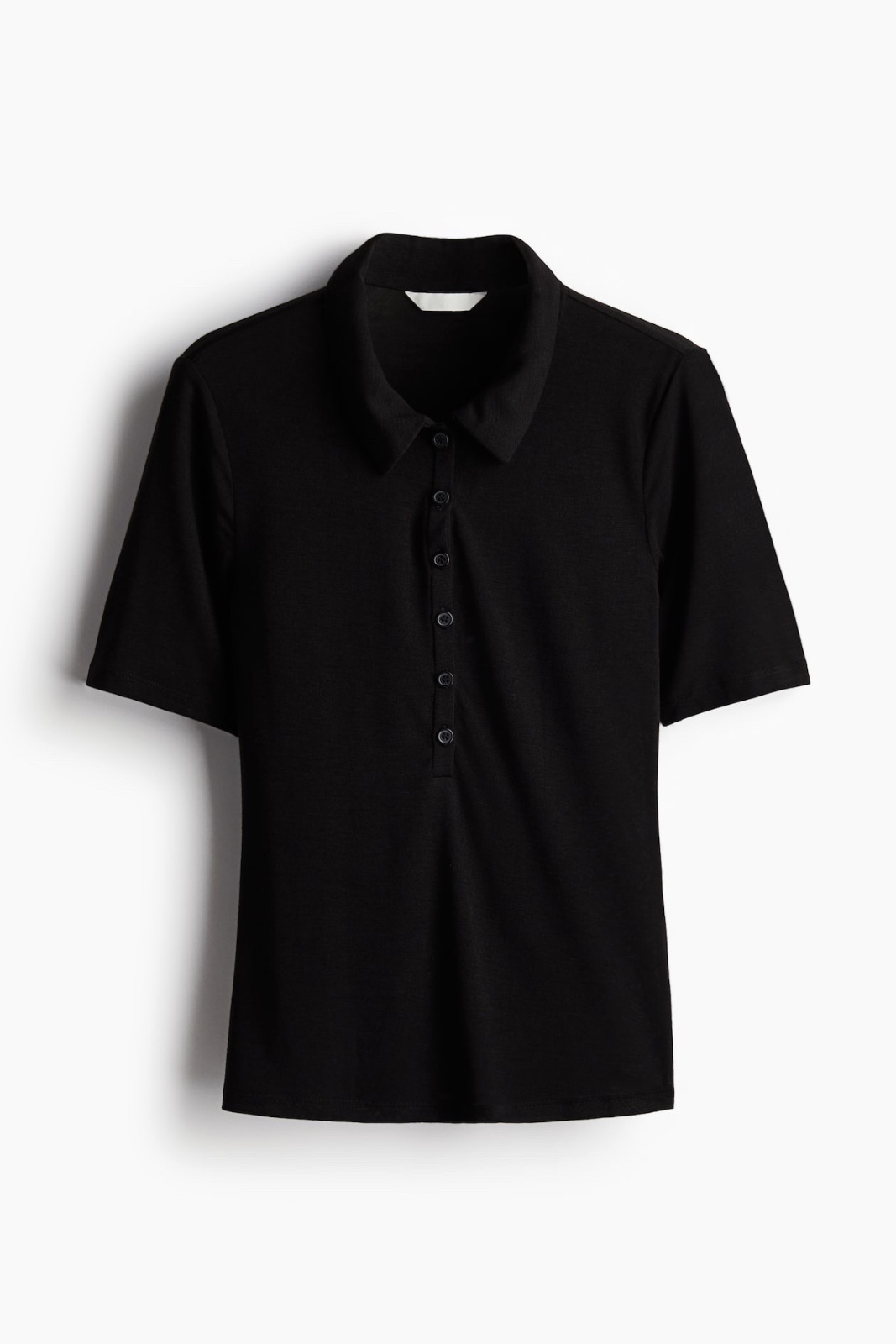 Ce vêtement est un polo ajusté en jersey souple de la marque H&M. 