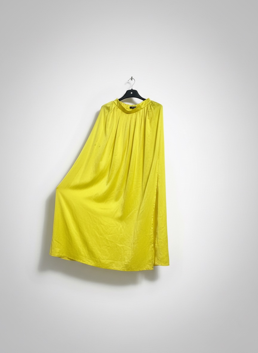 Cette jupe longue jaune satinée de pull and bear présente une silhouette fluide avec un cordon de serrage à la taille S