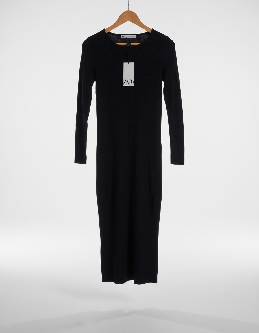 Cette robe est une robe midi côtelée à manches longues de la marque Zara
