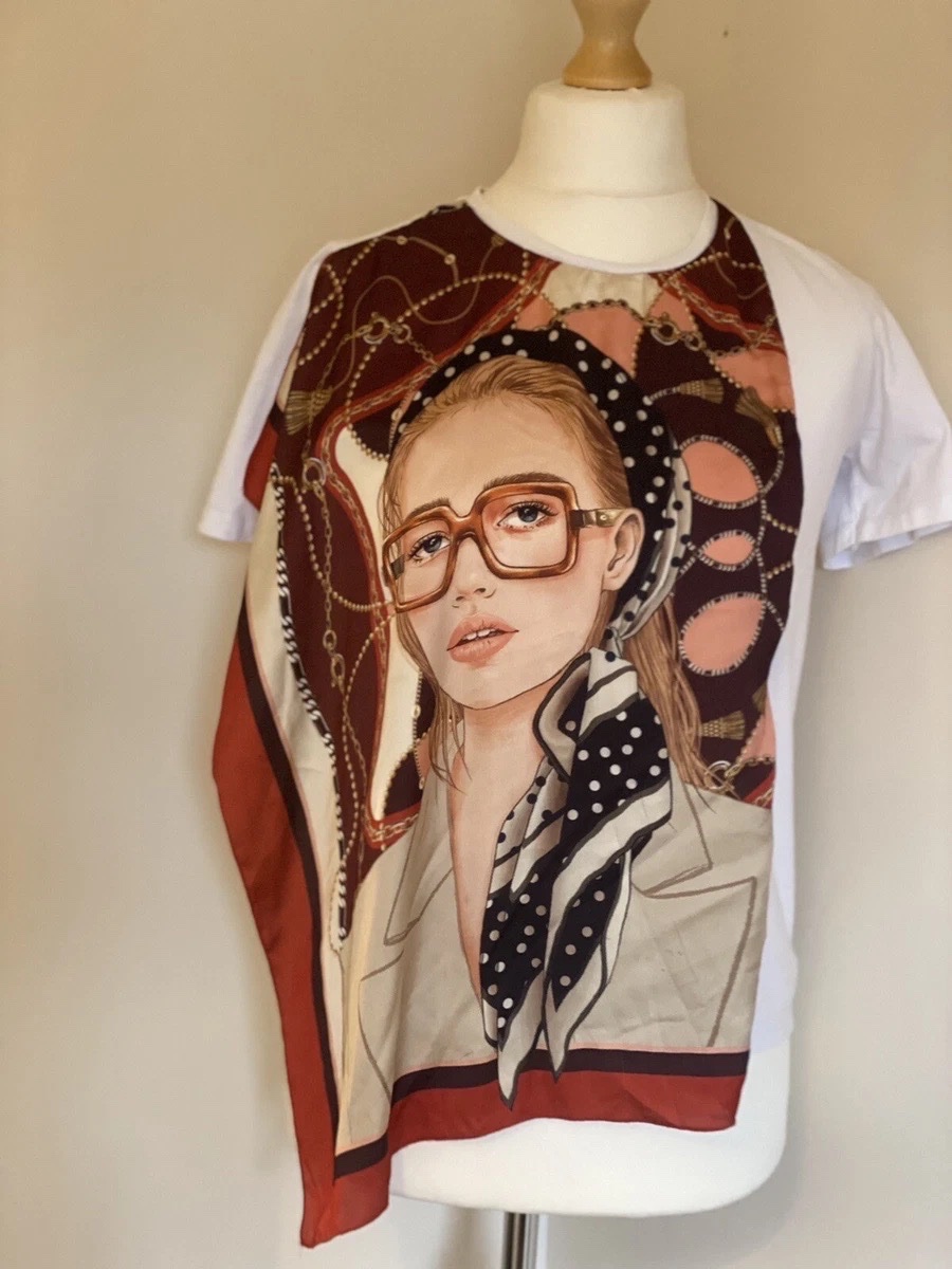 Ce t-shirt blanc de la marque Zara présente un imprimé original de style foulard sur le devant.Neuf taille M