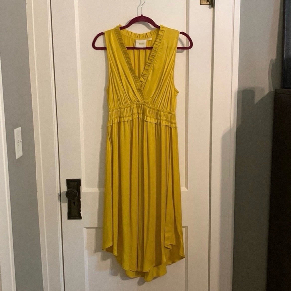 Cette robe est une Maeve La Habana V-Neck Boho Sleeveless Mango Yellow Midi Dress maktouba XS ama tlabes (S/M) zeda