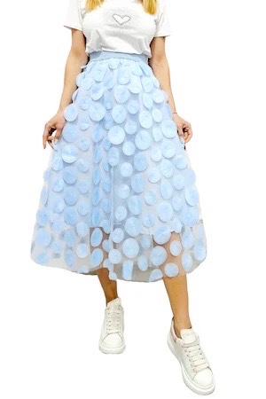 Cette jupe midi en tulle bleu ciel présente des appliques circulaires en 3D sur toute sa surface
