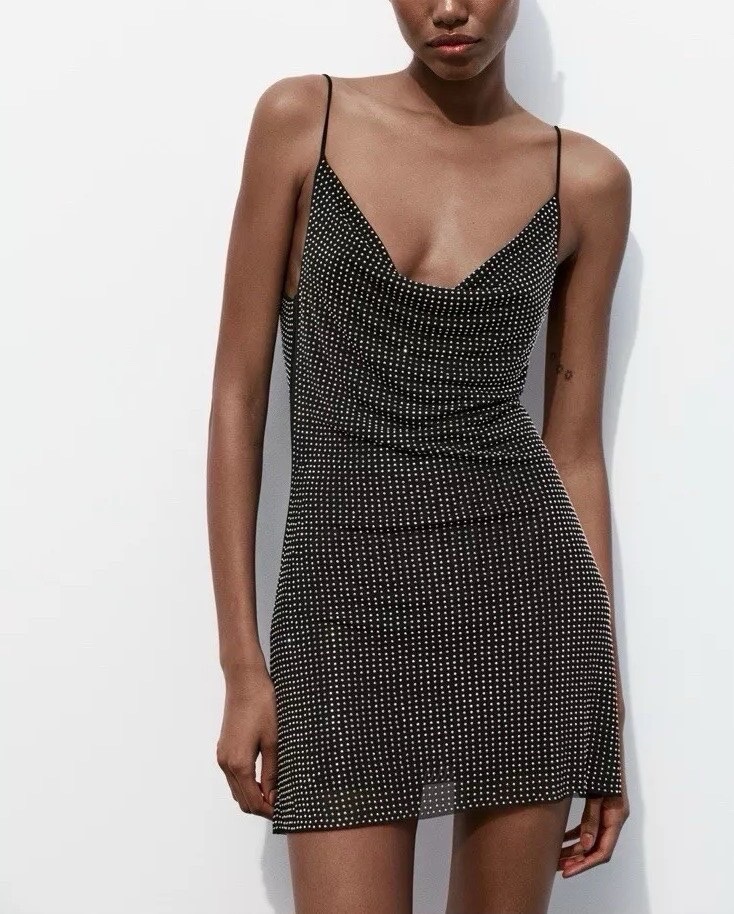 Cette robe est une mini-robe noire Zara avec des appliqués en strass et des bretelles fines