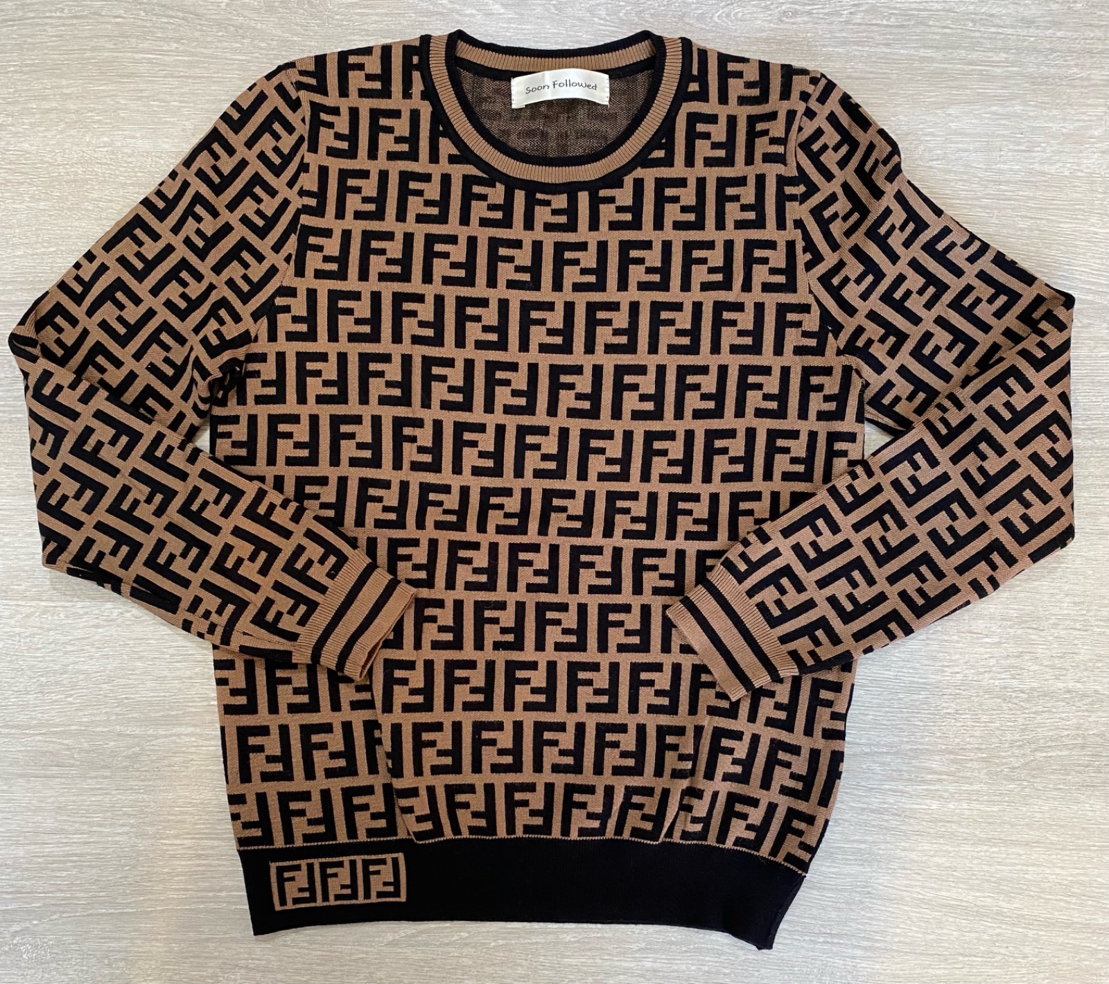 Pull monogram camel style luxe – État neuf 🤎  Pull en maille douce Motif monogram tendance style FF Coupe confortable Taille M État: comme neuf