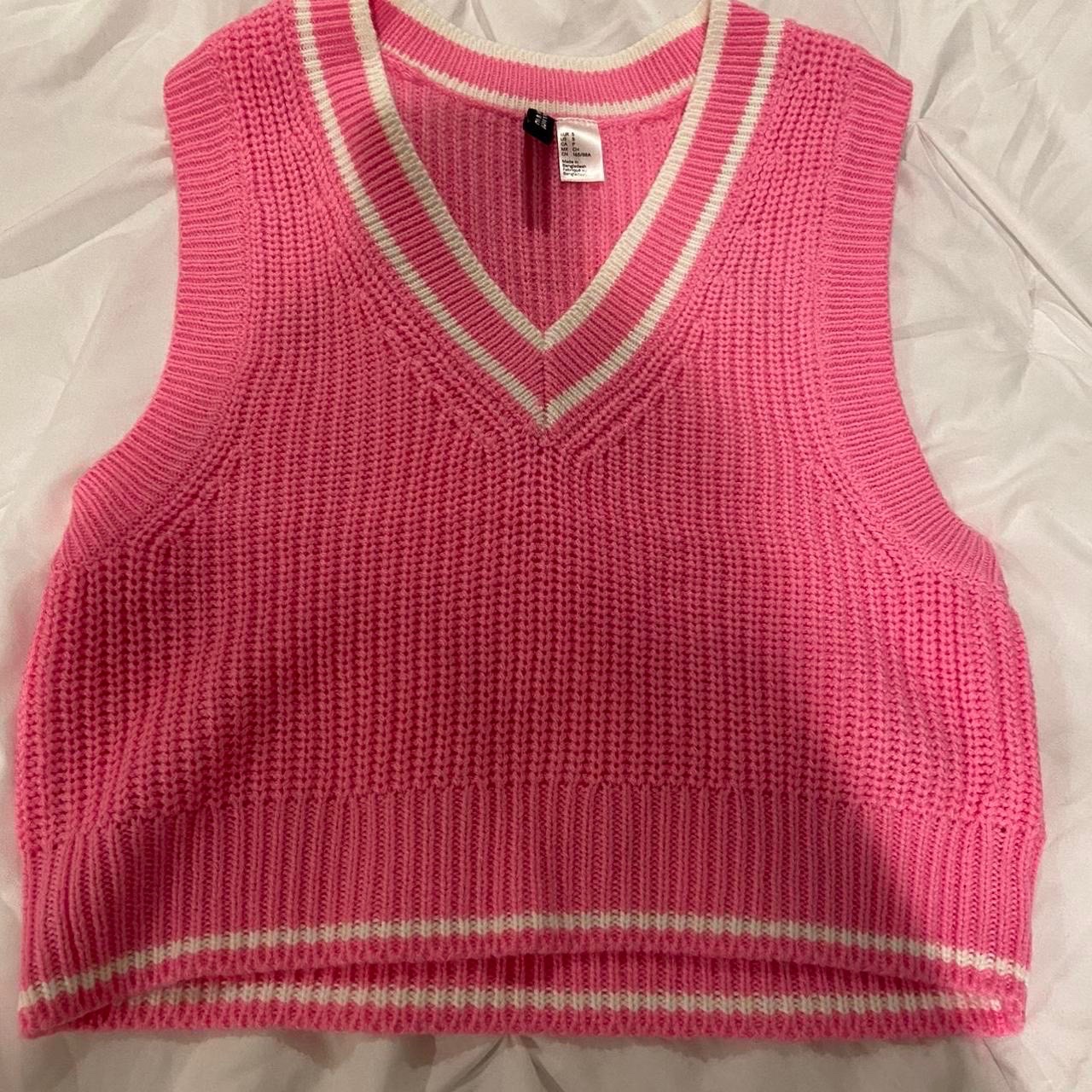 Un gilet pull en maille côtelée rose vif H&M Divided avec bordures blanches T(S)