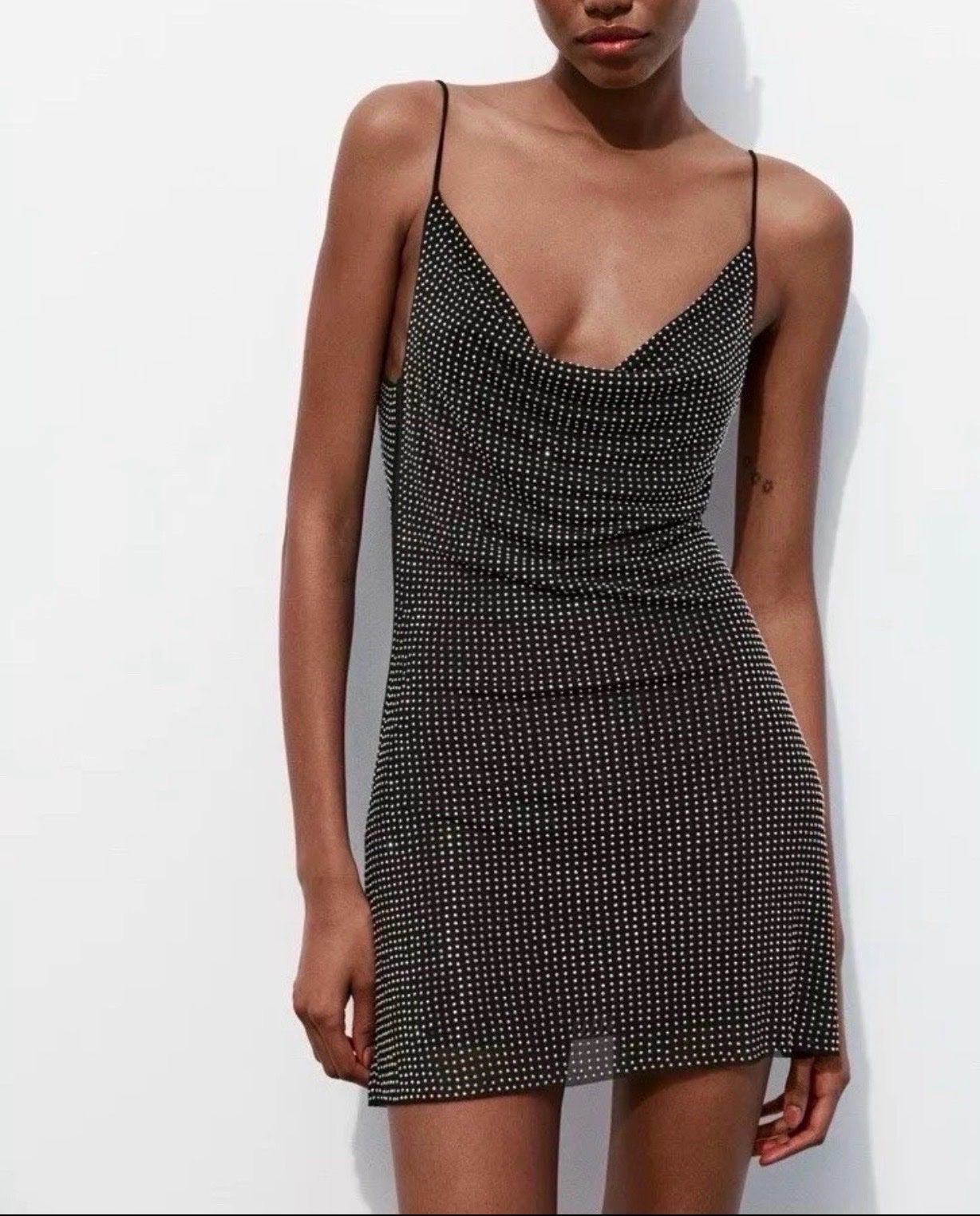 Cette robe est une mini-robe noire Zara avec des appliqués en strass et des bretelles fines taille S