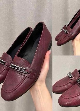 C'est une paire de mocassins Graceland bordeaux avec une chaîne décorative ylabes 37 oui bien (37,5 ,38)