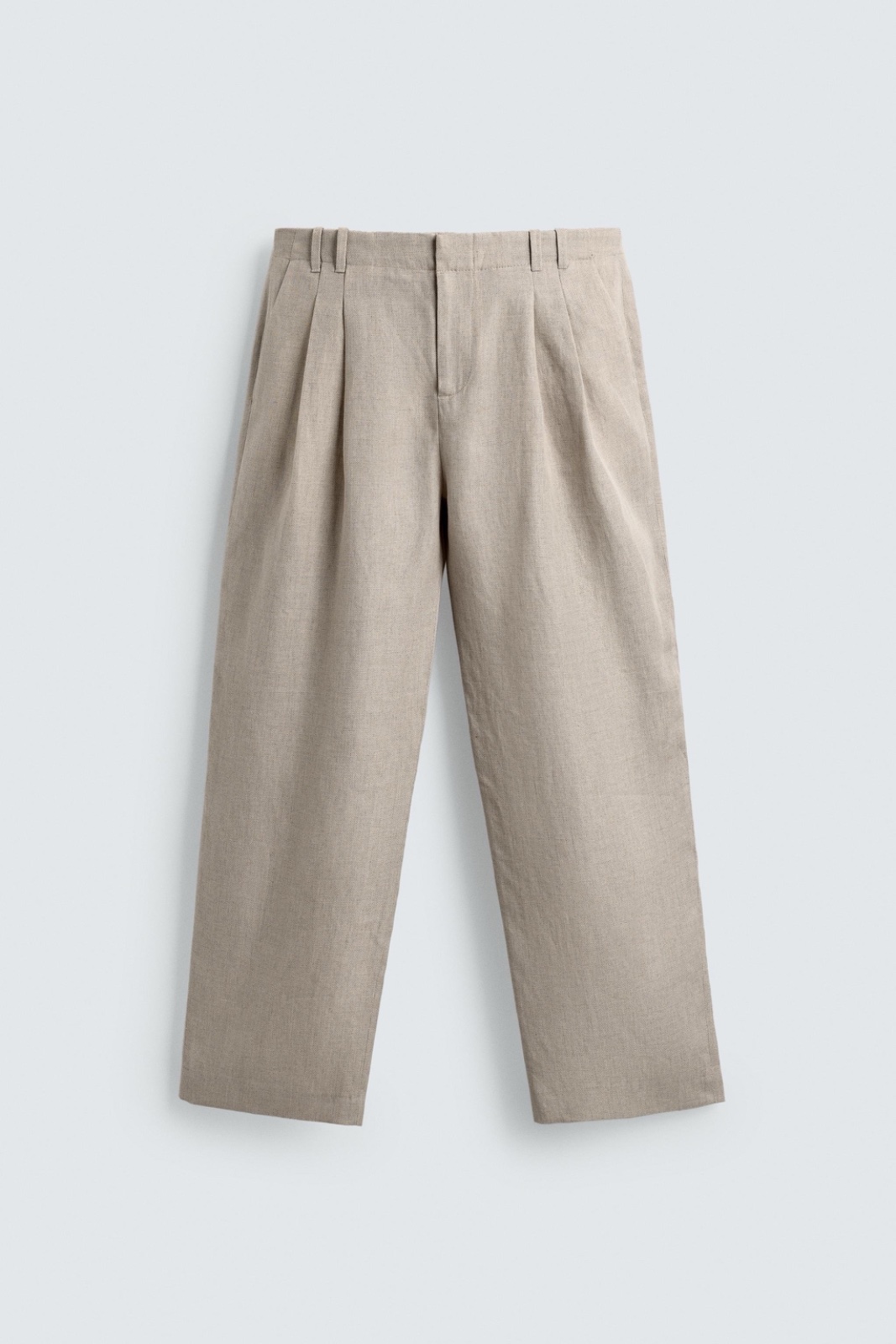 Ce pantalon est un chino beige pour homme de la marque Stradivarius