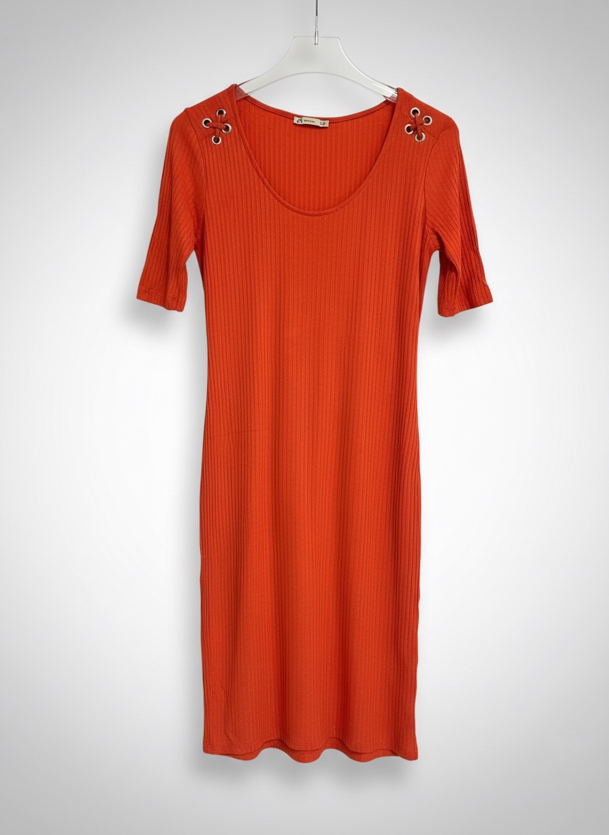 S'agit robe de couleur orange de la marque HA