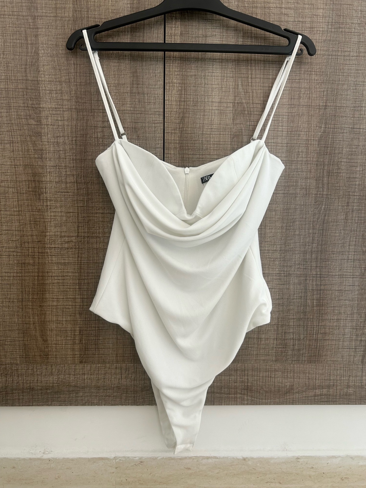 Ce body Zara blanc en satin présente un élégant décolleté bénitier drapé