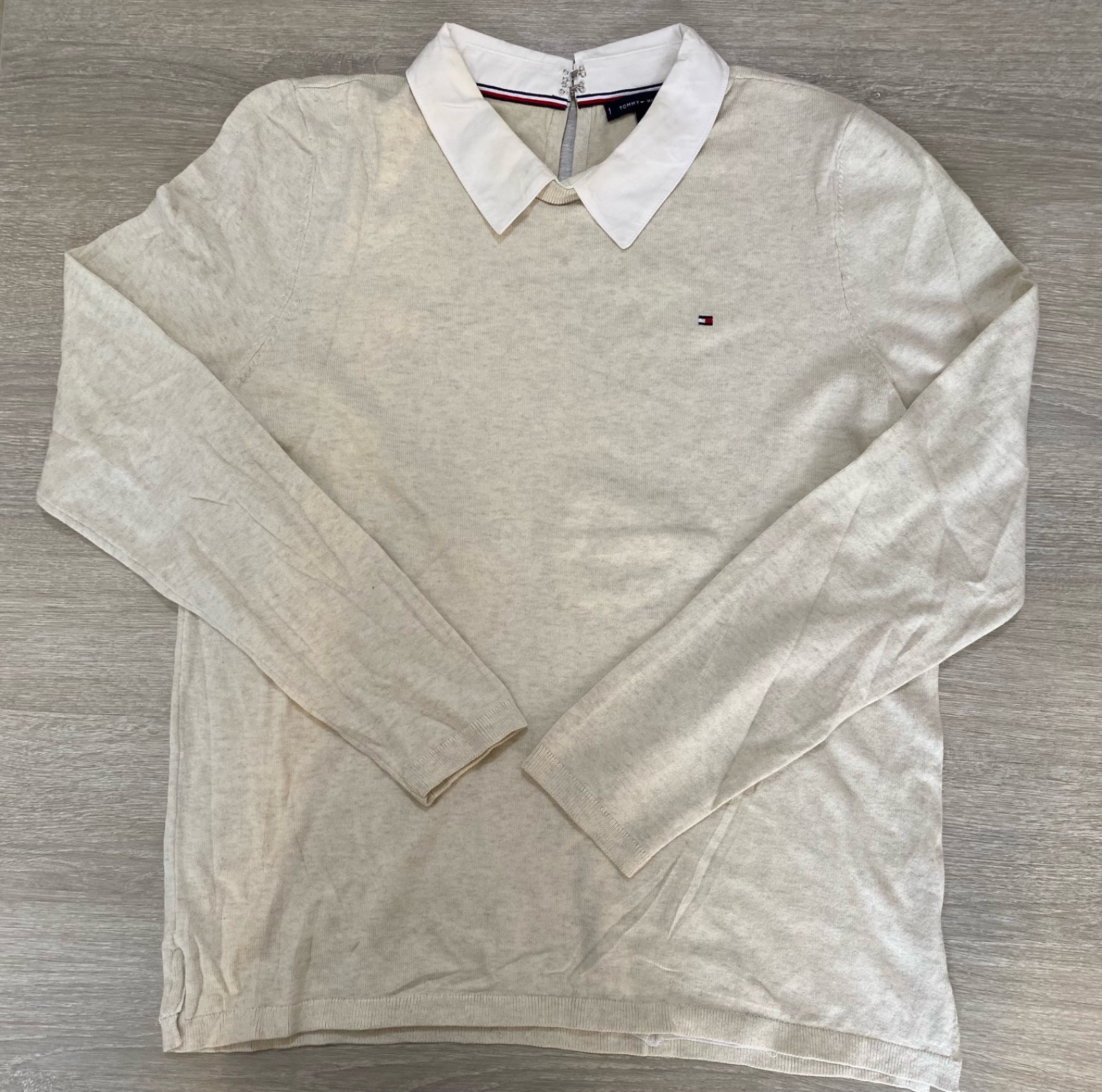 Pull Tommy Hilfiger original – Taille M 🤍  Pull femme chic et intemporel Col chemise intégré Couleur beige clair Logo Tommy brodé Coupe confortable Taille M État : comme neuf  Pièce originale et élégante, parfaite pour un look casual chic au quotidien ✨