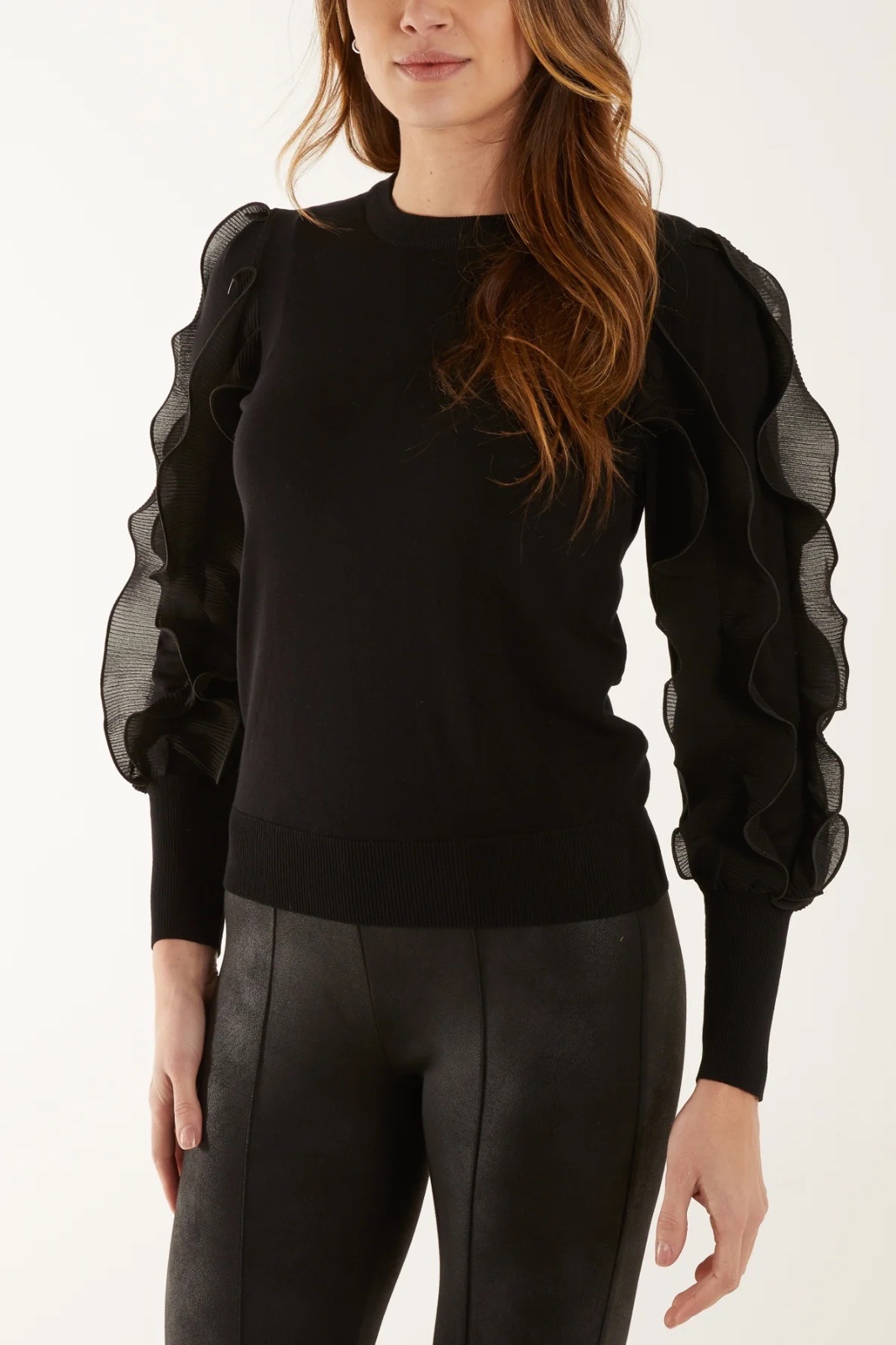 Il s'agit d'un pull noir de la marque ONLY, modèle ONLSCARLET FLOUNCE, avec des détails de volants sur les manches