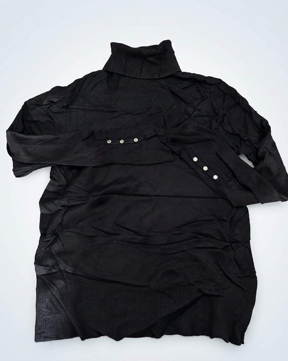 Pull noir à col roulé et manches longues côtelé, orné de petits boutons décoratifs aux poignets
