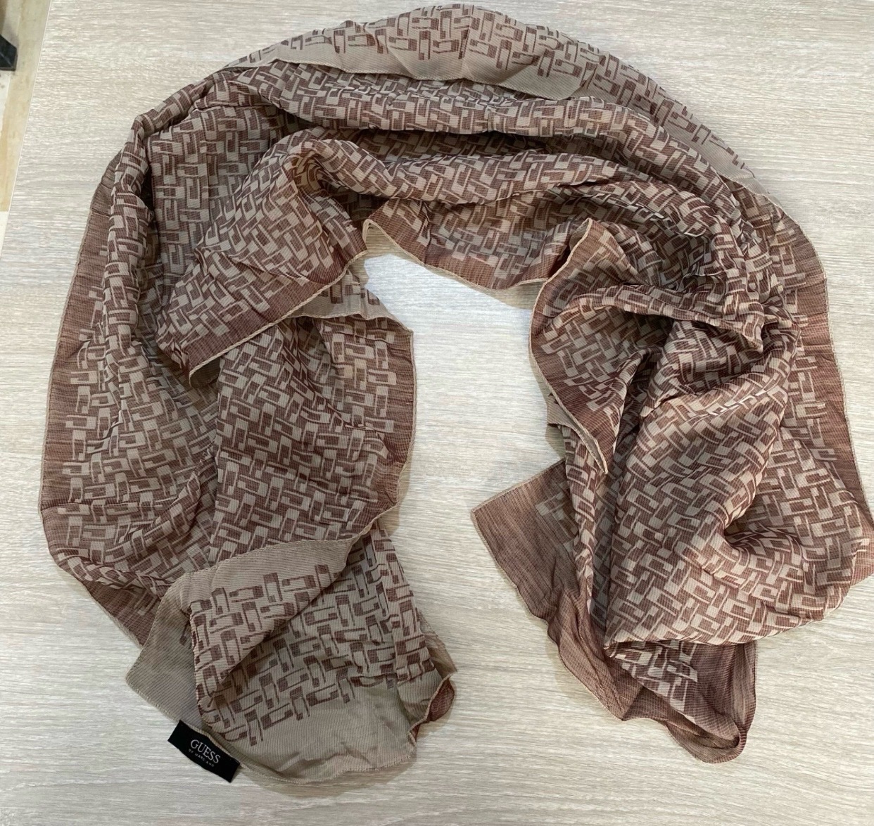 ✨ Écharpe originale Guess 🎨 Couleur: nude / beige avec motifs élégants 💎 État: très bon état (comme neuf)  خفيفة و soft، تنجم تتلبس في الربيع ولا حتى في الشتاء الخفيف 🌸 تعطي touche chic و féminine لأي tenue
