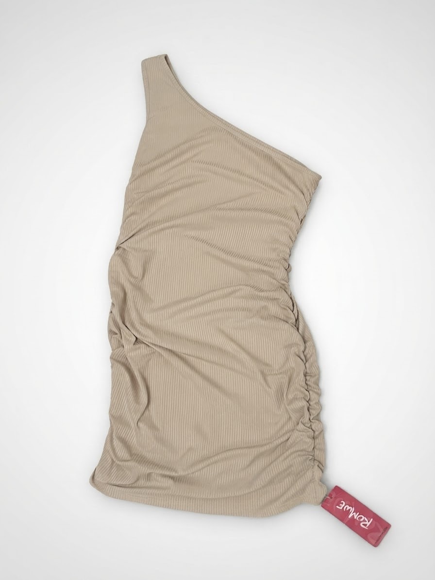 Mini-robe moulante beige côtelée à une épaule, caractérisée par ses fronces latérales distinctives 