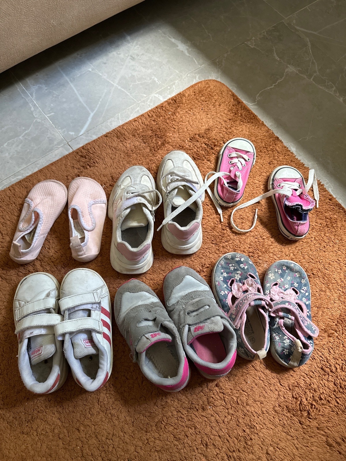 Chaque chaussure a 10 dt 