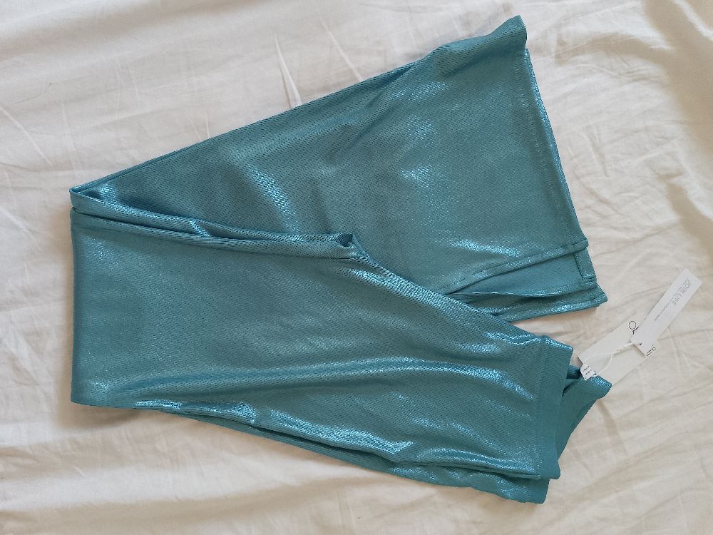 Pantalon bershka large neuf avec ticket taille m . moullant