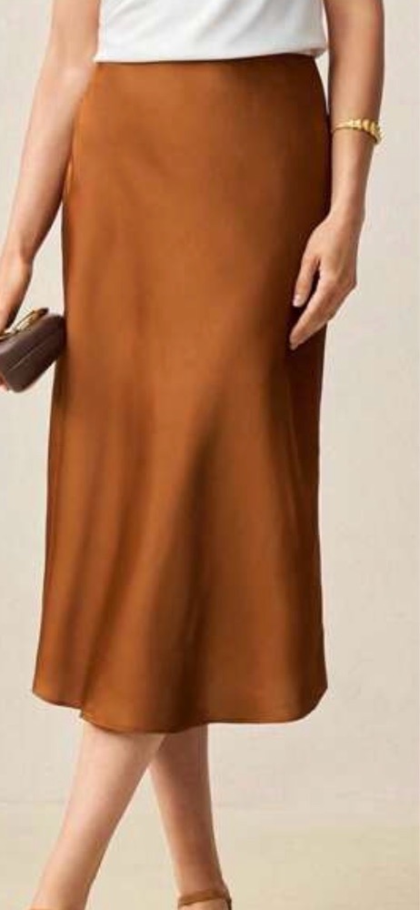 Un jupe en satin marron tres tendance 