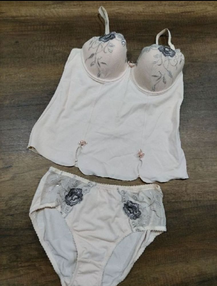 Set brodé