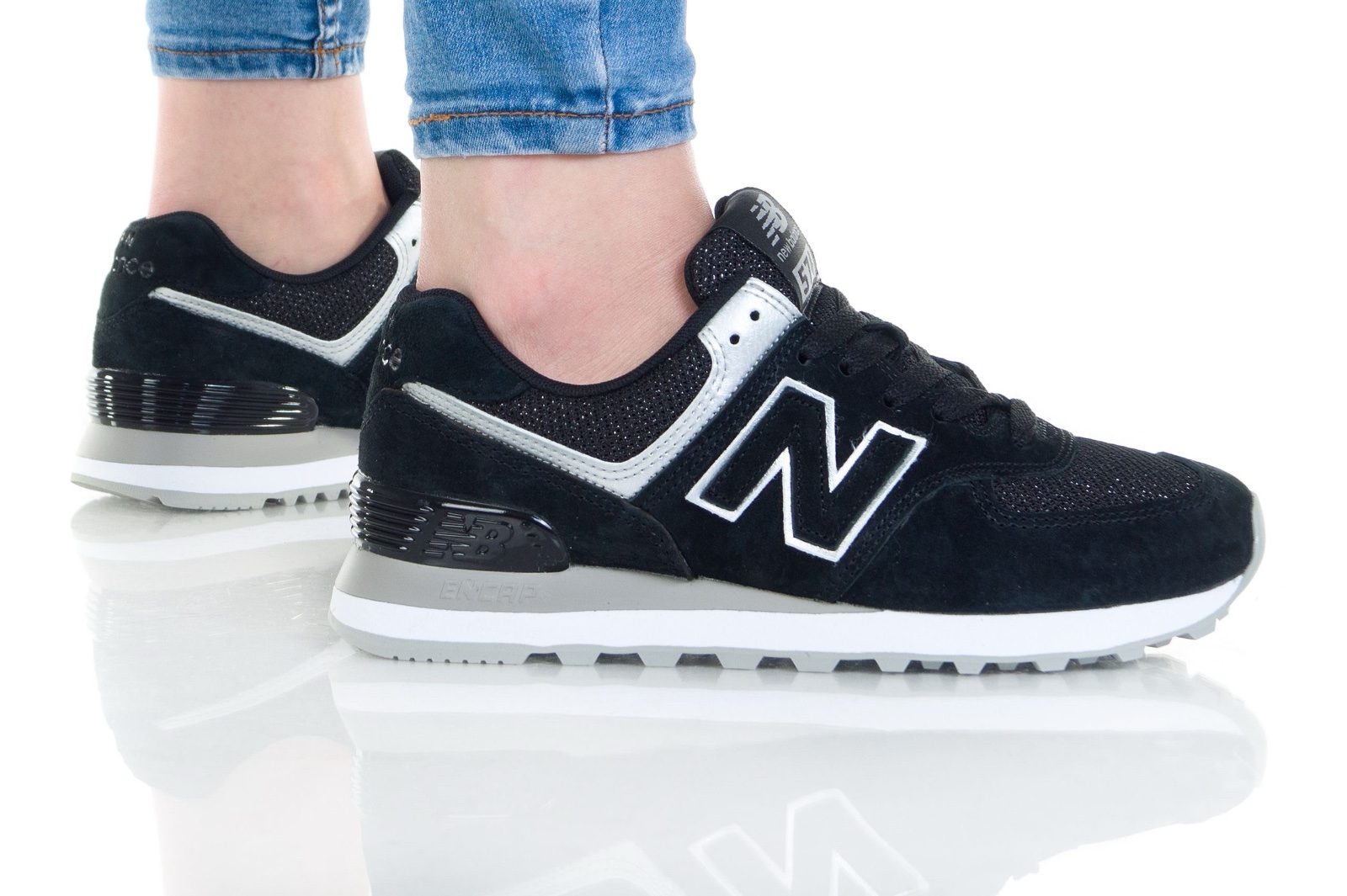 Basket New Balance 574, de couleur noir brillant ✨ et noir, avec une empeigne en suède et textile 🖤